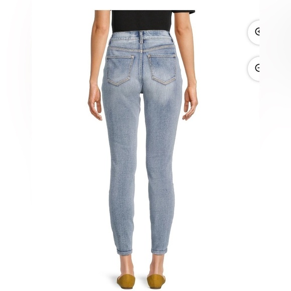Time and Tru NWT Women’s Classic High Rise Skinny Jeans Light Wash New Size 2 - Picture 2 of 10